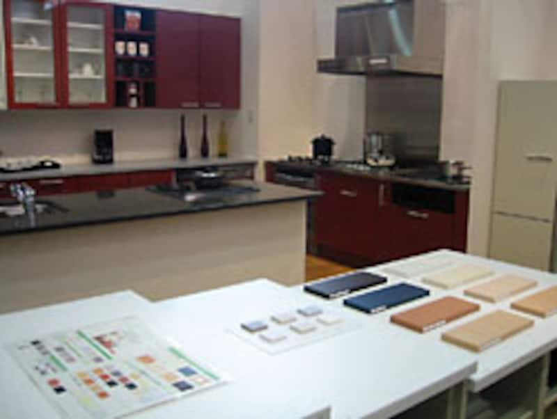 ジーマティック社のキッチンセットコーナー。有料オプションも含めてカウンタートップは15種類、収納扉は35種類の素材からセレクトできる