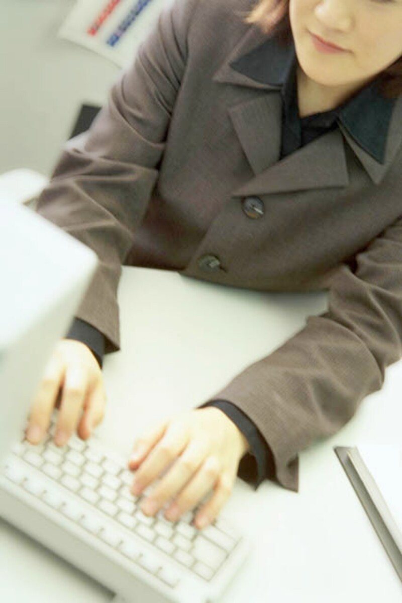 オフィスで働く女性