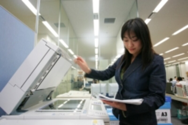 妻の働く姿画像"