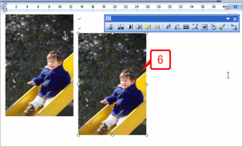 画像のテキストの折り返しが［前面］に変更されます。