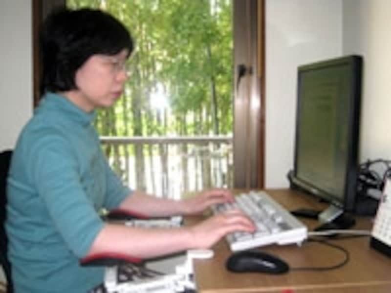 廿里美氏。テープ起こしだけでなく、データ入力・分析も得意とされています。