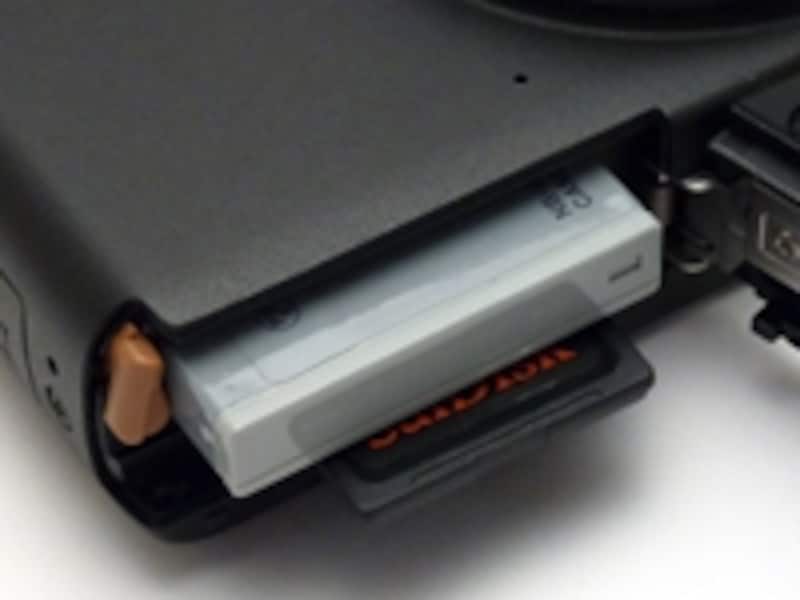 長時間使うなら、予備バッテリーとして「バッテリーパック NB-6L」（約4500円）を購入しておくとよいだろう