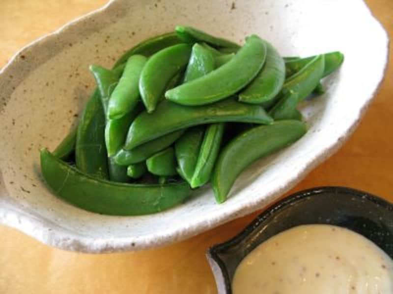 青臭さも少なく、野菜嫌いの子供も食べやすいスナップえんどう。ディップはたっぷりつけると、より美味しいですよ。