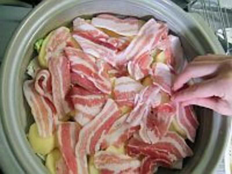 白菜＆じゃがいもの重ね鍋調理中