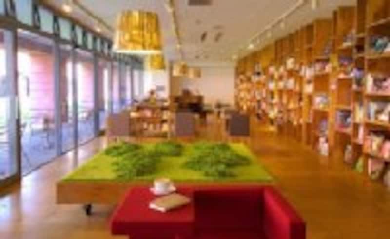 地元の方もよくご利用されるというブックカフェ