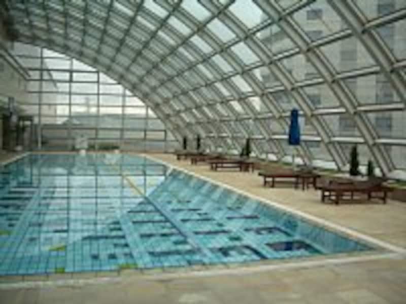 プールでリラックス