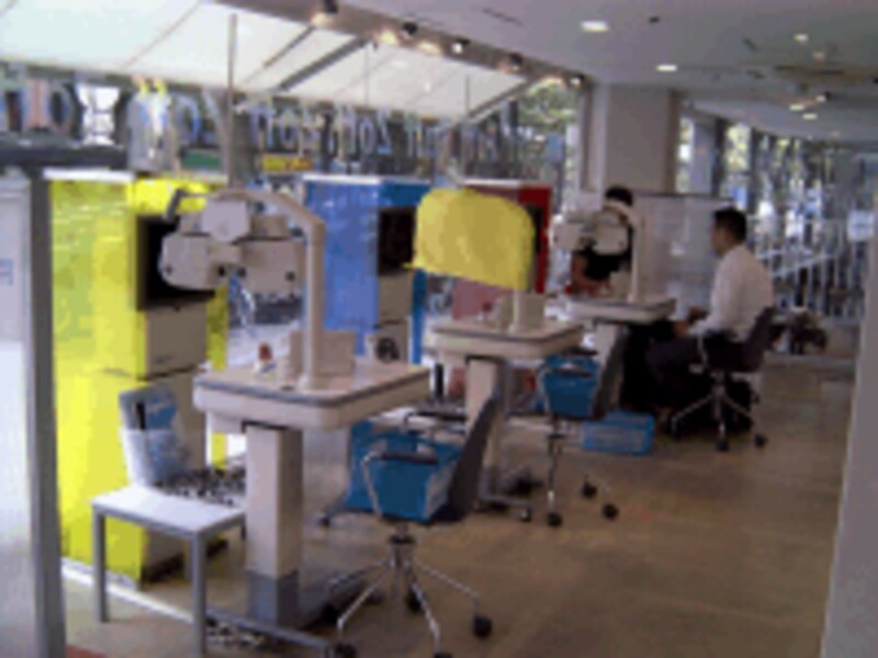 ウィンドウ側のカラフルな検眼コーナー