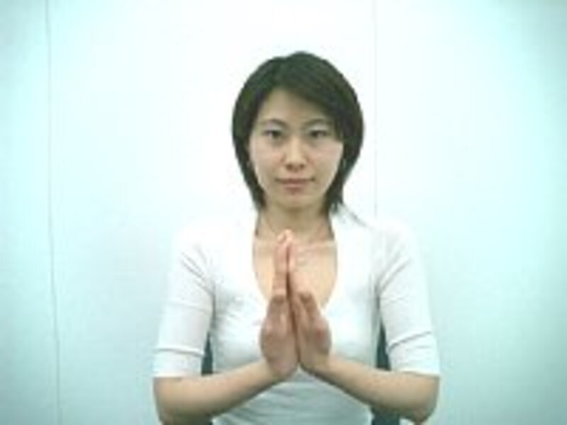 胸の前で手の甲を合わせます