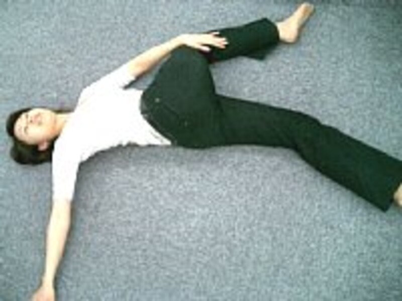 少し腰をねじるストレッチ