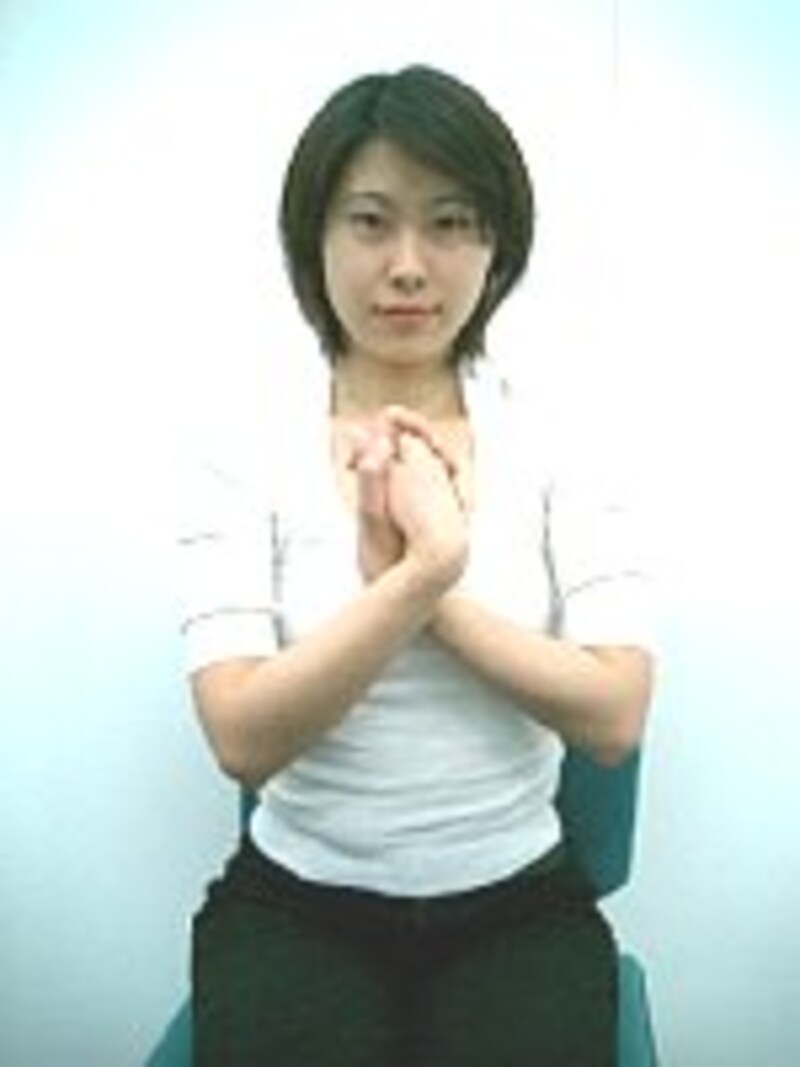 胸の前で回転させます