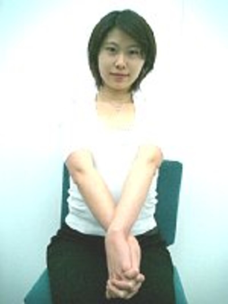 手を交差させて組みます