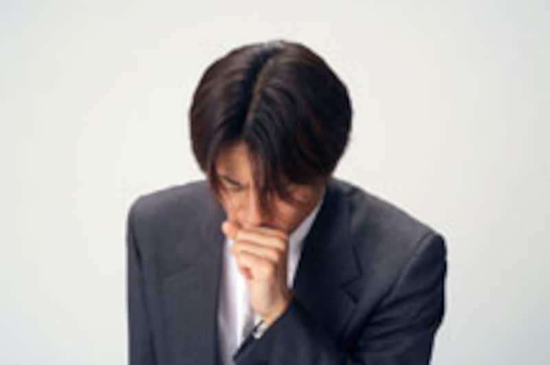 咳をする男