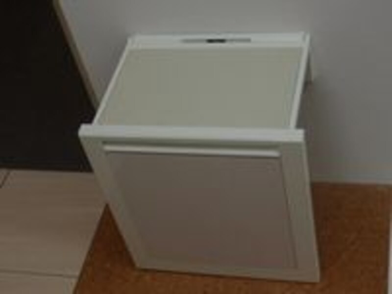 ポイントで設置できる折りたたみいす。荷物の多い主婦や高齢者にはうれしい設備