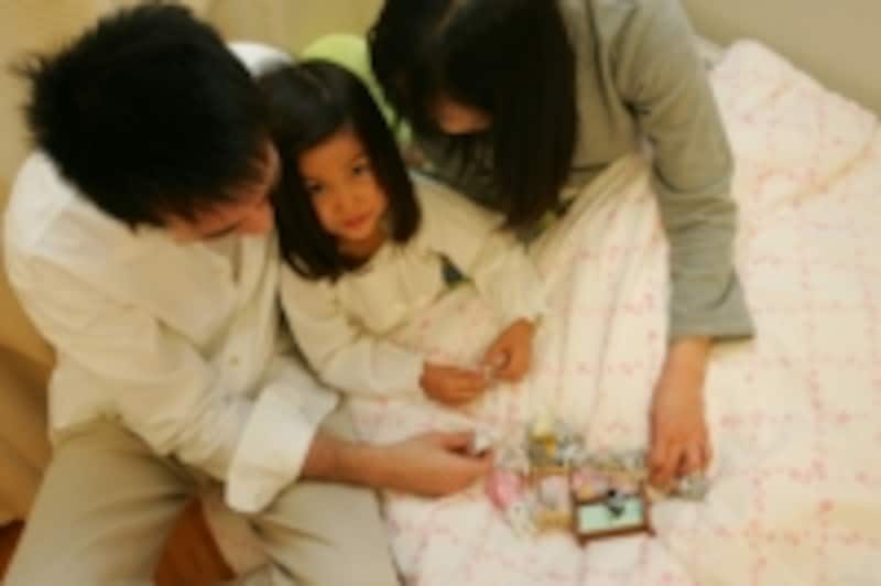 子供を抱きかかえる