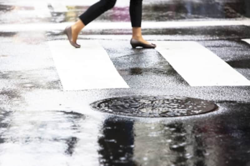 雨の中歩く女性の足元