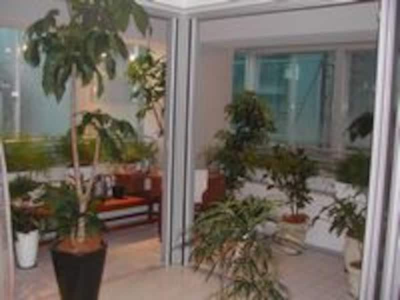 折りたたみ式のガラスサッシ