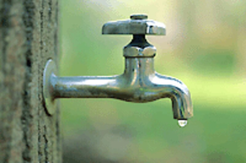 公共の手洗いを使う場合は、蛇口の栓に触れない工夫を