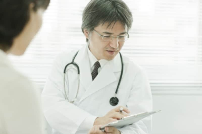 問診する男性医師