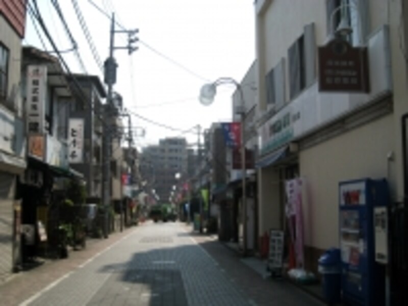 是政駅近くの商店街