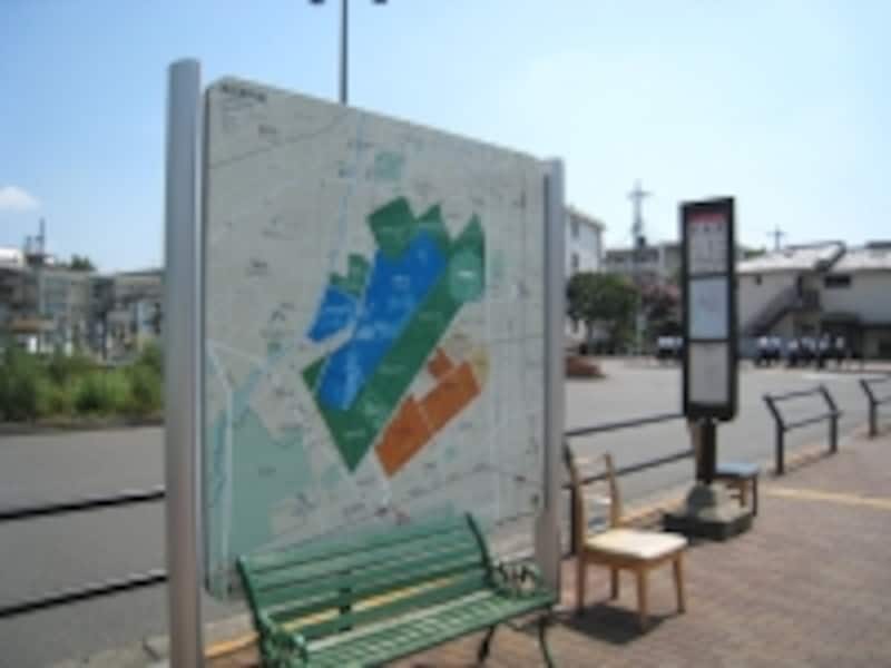 多磨駅前の看板