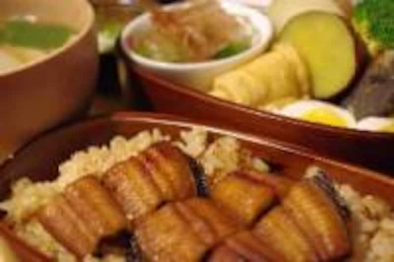 まげわっぱに、鰻まぶし、半熟卵、さわら、油揚げ、おひたし、豆腐等様々なお数を盛り合わせた「わっぱ御膳」(1,800円 4.7poco)