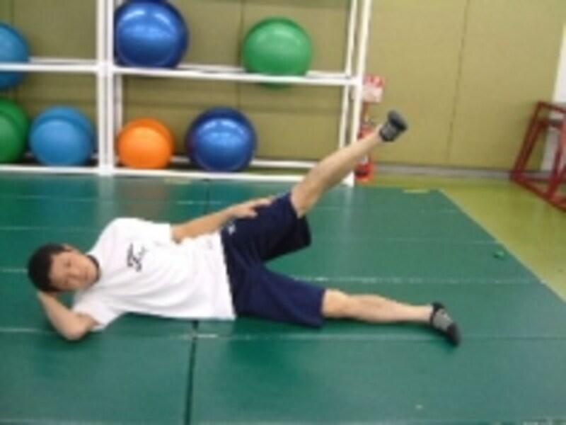 骨盤が動かないように抑えながら上げます