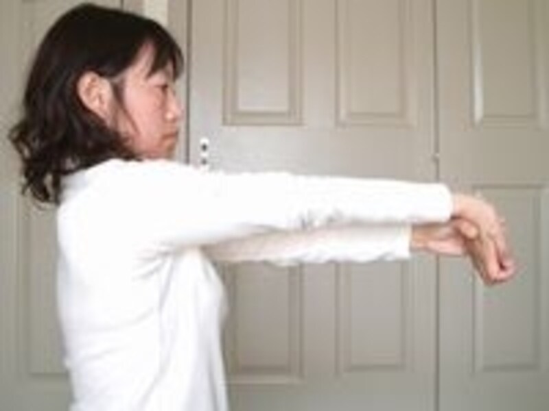 腕をまっすぐ伸ばして手首を軽くそらせます