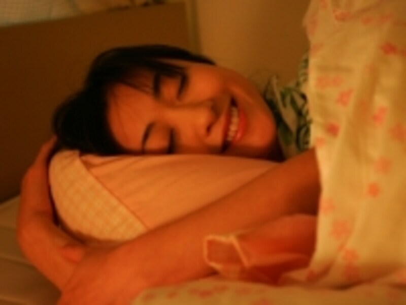 眠る女性