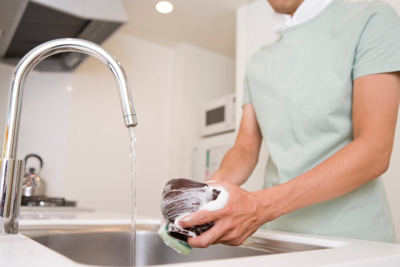 炊事をする女性