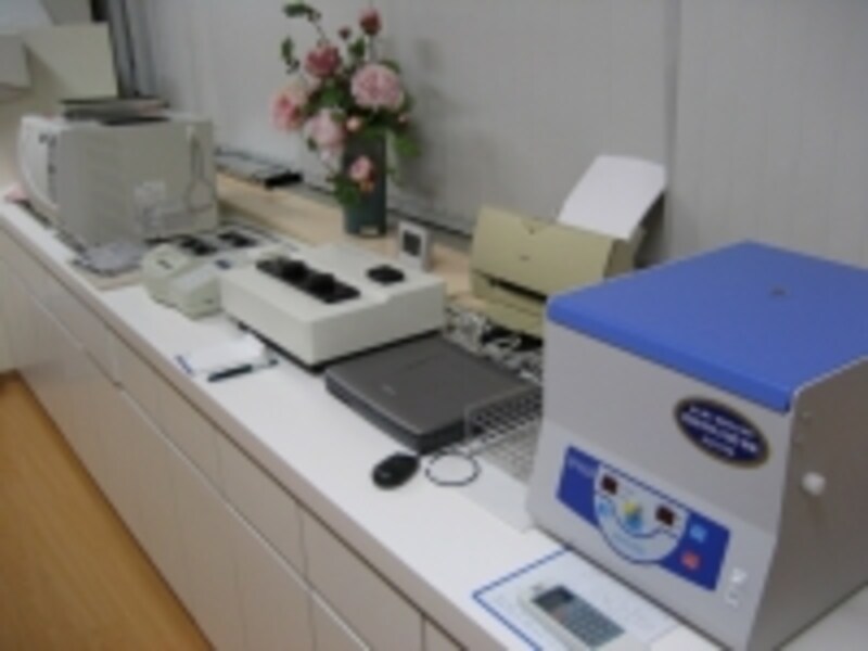 診察室の横にあるラボの様子。これによって、迅速で確実な検査が行えるようになりました