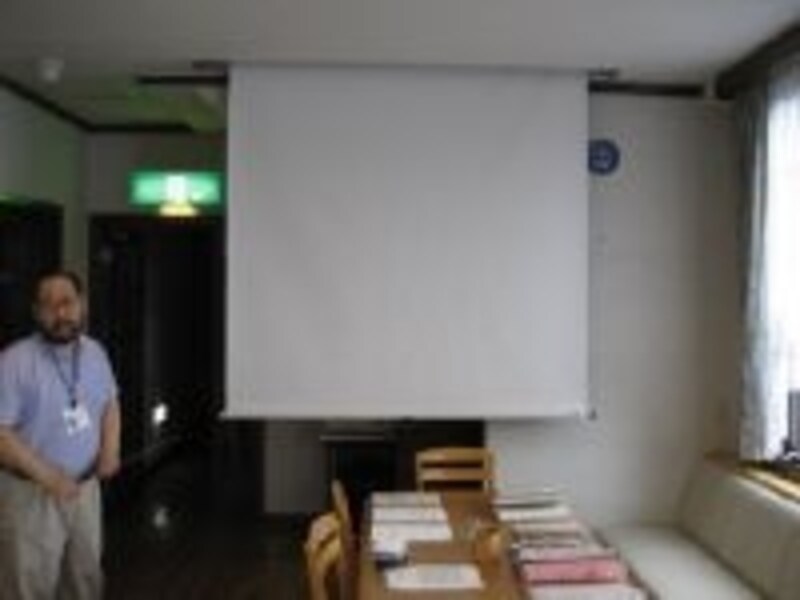 待合室には勉強会用のスクリーンも