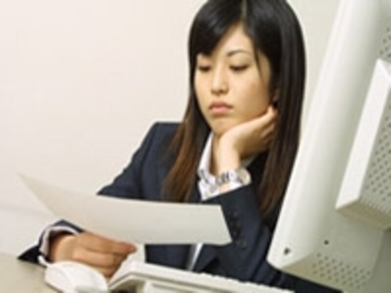 頬づえをつく姿勢がクセになると首や背中に負担がかかります