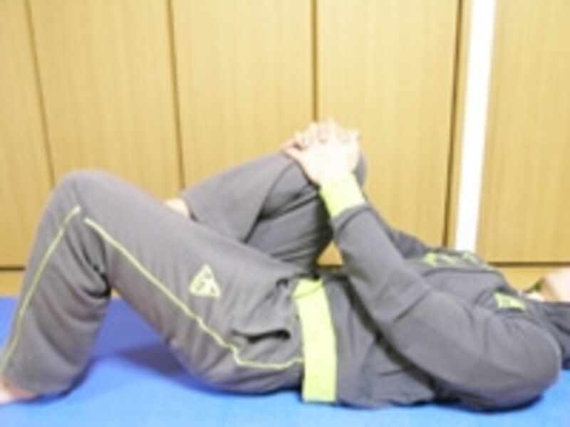 次に左膝を立てて、右膝を抱えます