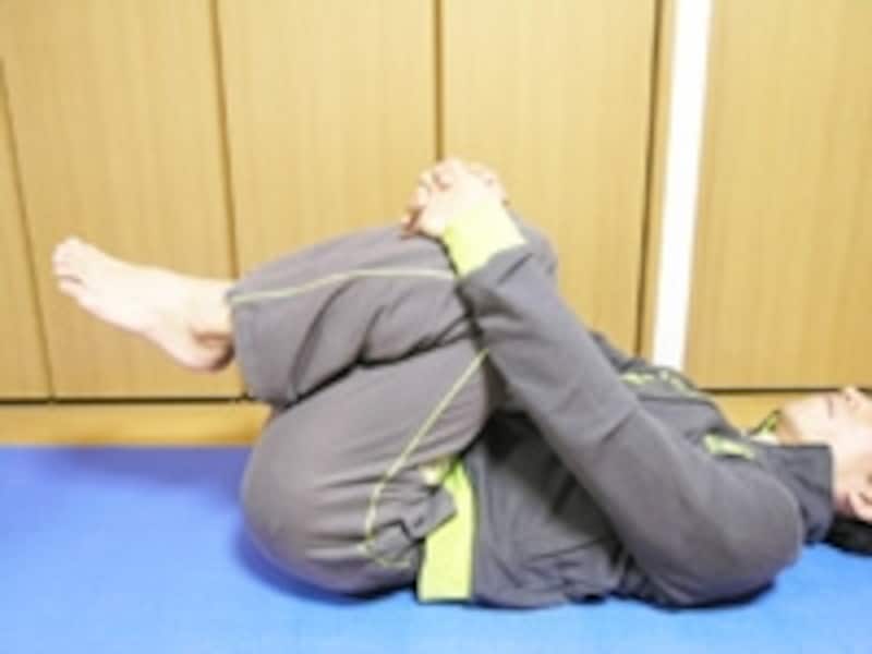 両膝を軽く抱えて、まるくなってみましょう