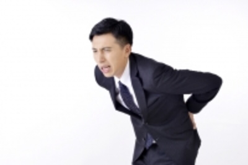 痛みが強い場合は体を起こすことさえ難しくなります
