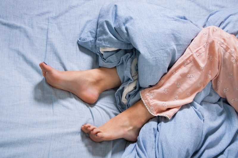 寝ると足が落ち着かない…むずむず脚症候群セルフチェック
