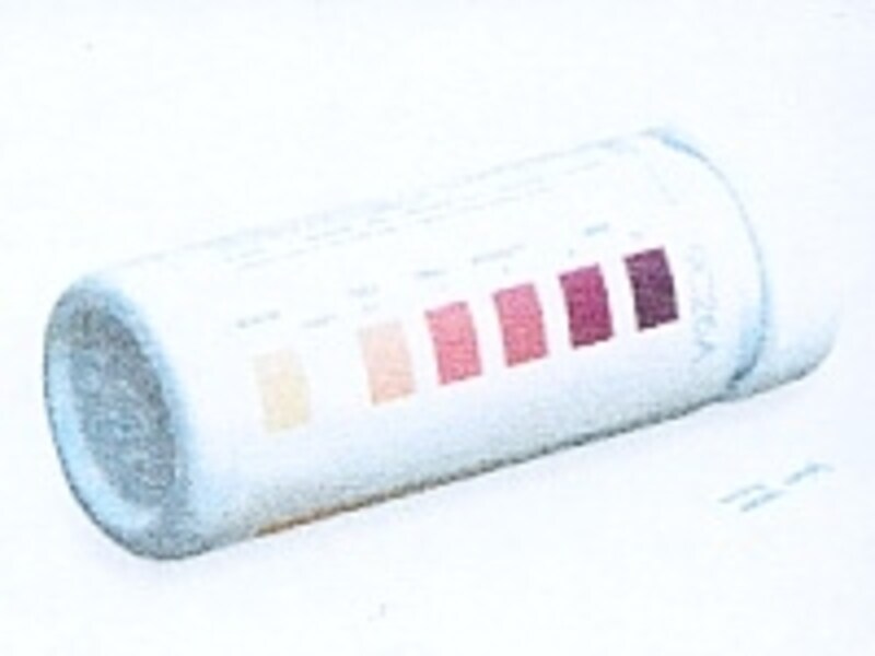 ケトン体は尿と血液から測ることができます。これは試験紙を尿に浸して色の変化で濃度を判定します。