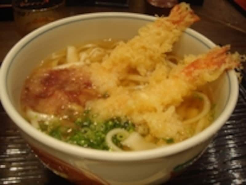 食後血糖値を上げるのはうどんです。海老の天ぷらではありません。でも、天ぷらを食べ過ぎるのもNG。バランスが大切です。