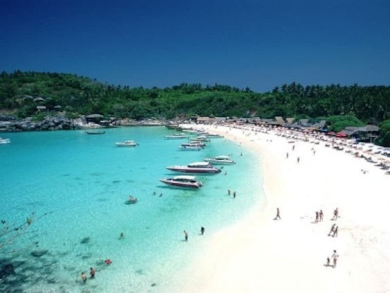 空中から見下ろす真っ青な海と真っ白な砂浜(c)タイ政府観光庁