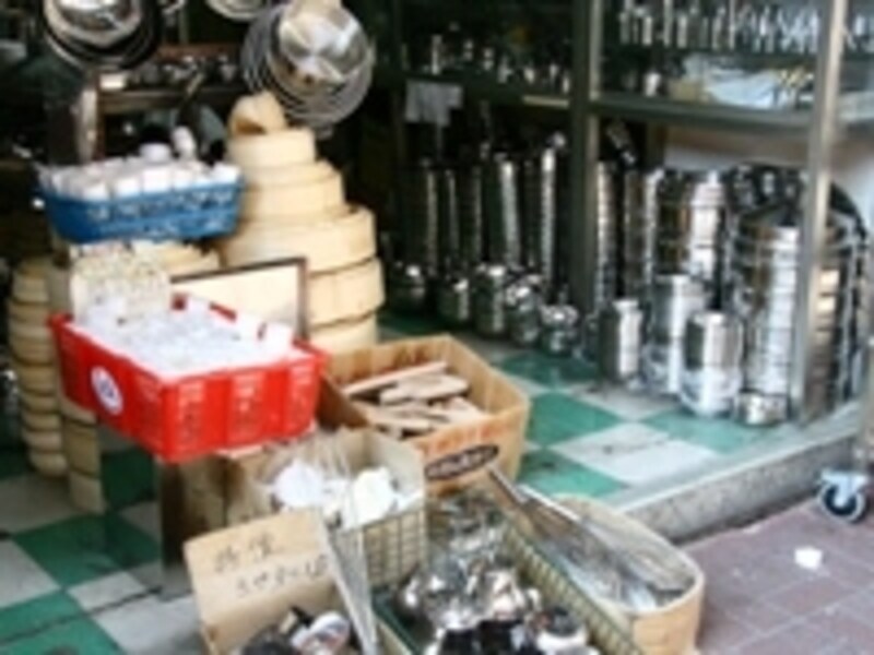 レンゲやカップなど持って帰れそうなサイズのものもあり