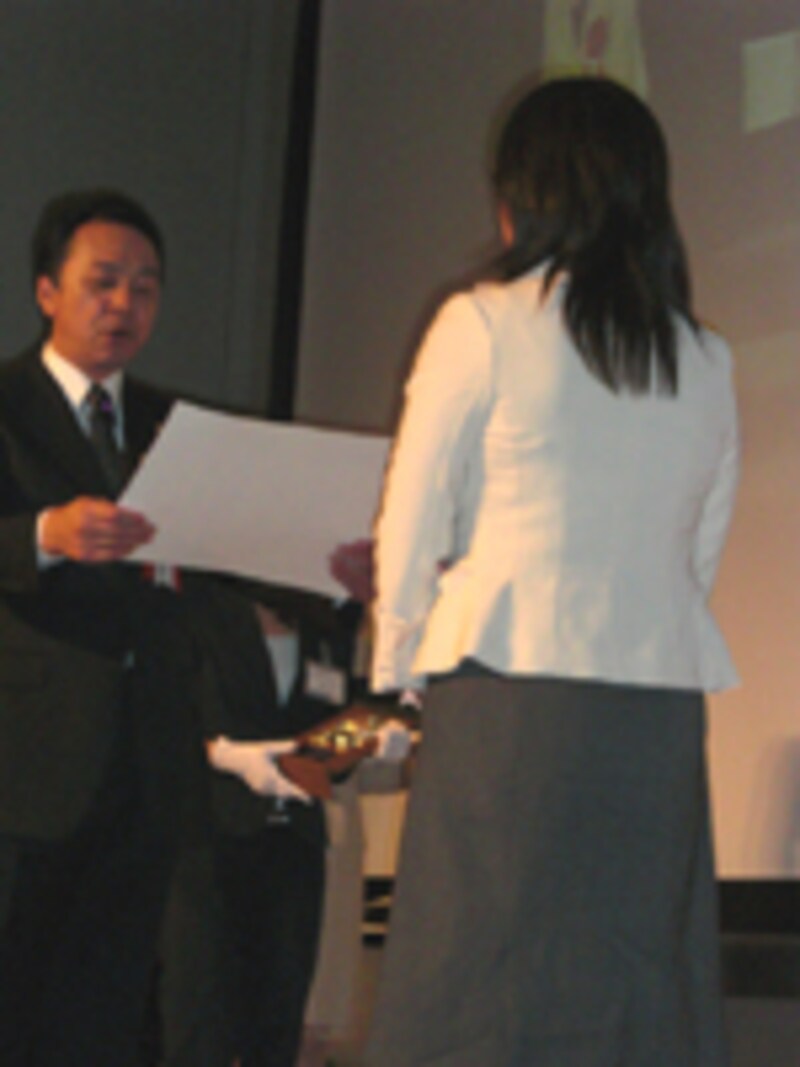 表彰を受ける女性営業担当者