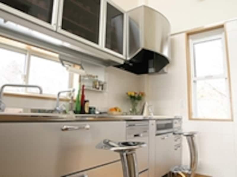 キッチンやシステムバスの交換といった屋内のリフォームでも、外壁絡みの工事が必要になることが多い。