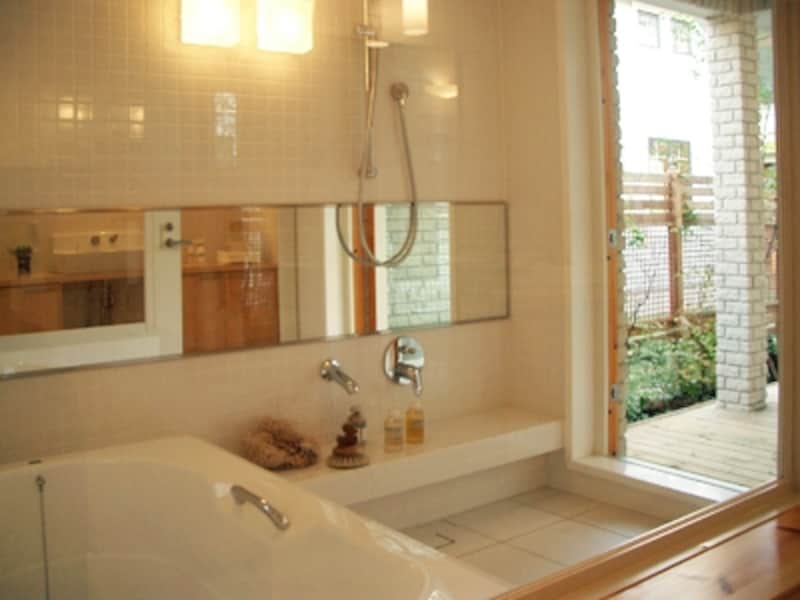 白いタイルと白い浴槽、水栓金具や小物にもこだわったバスルーム。バスコート（中庭）に直接出ることができる（スウェーデンハウス）