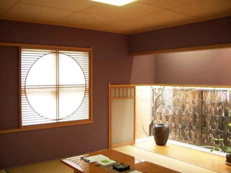紫色の微妙な色調の和室。ヨーロッパの色調をイメージしてコーディネートされている（住友林業）