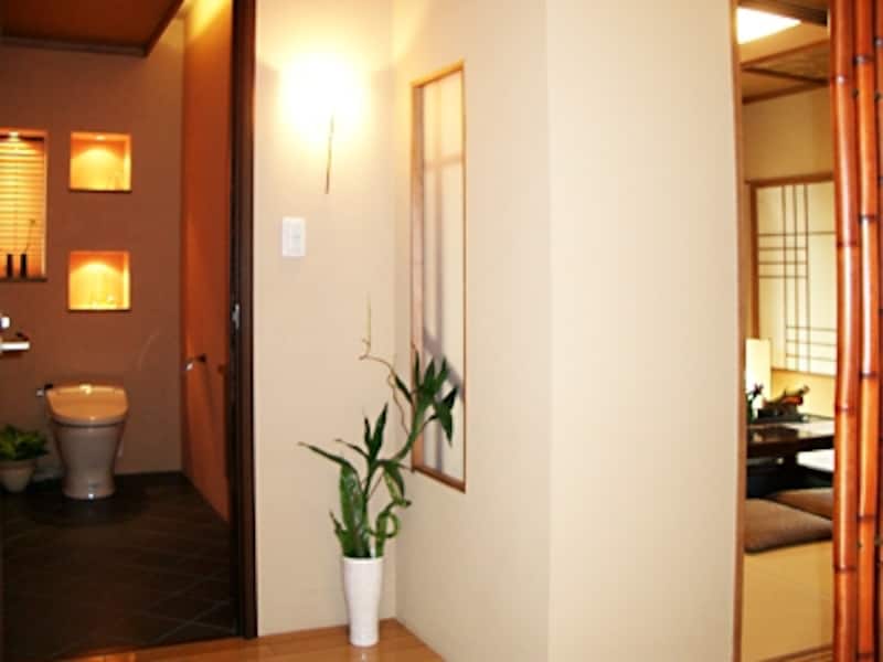 和室に隣接された和風デザインのパウダールーム。トイレ内には化粧スペースがある（ダイワハウス）