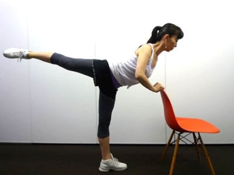 上体を椅子にあずけて脚をピンと伸ばす!