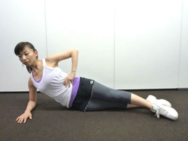 気になる腰周りのぜい肉を意識して!