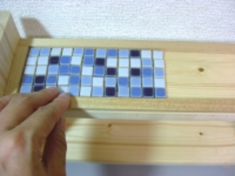 タイルを貼ります