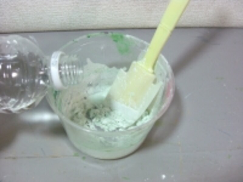 目地材を混ぜる