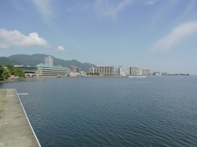 琵琶湖とマンション